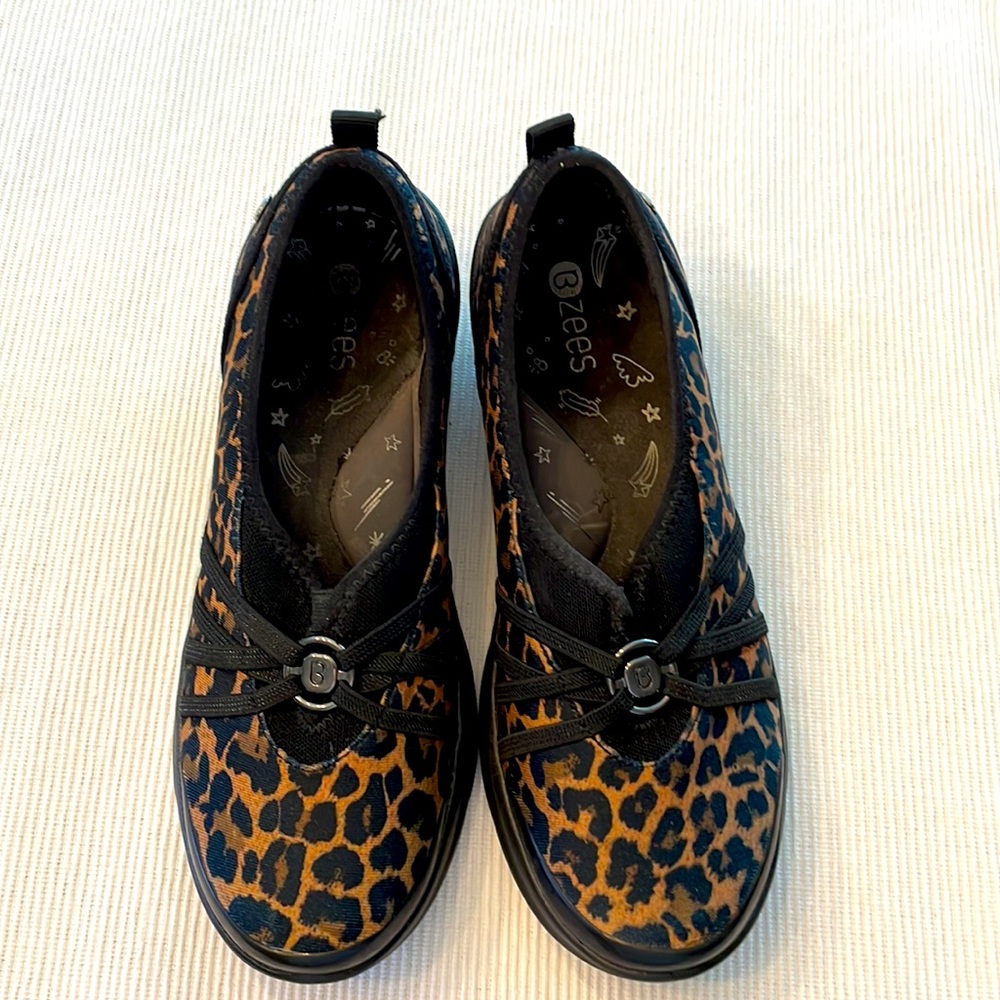 Bzees Melody Leopard print wedge size 9